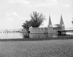 Magyarország,Balaton, Keszthely, Szigetfürdő / Sziget-strand., 1961, Gyöngyi, vízpart, Fortepan #10990