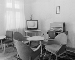 Magyarország, Komárom, Bajcsy-Zsilinszky utca 8., Hotel Béke., 1963, Bauer Sándor, rádió, parketta, Orion AT 501, TV készülék, társalgó, Fortepan #109919