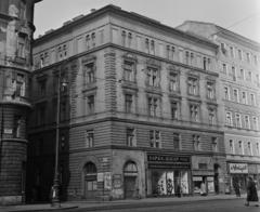 Magyarország, Budapest VIII., szemben a József körút - Scheiber Sándor (Bérkocsis) utca sarkán az Országos Rabbiképző Intézet épülete., 1960, Bauer Sándor, kirakat, épület, utcanévtábla, zsidóság, Budapest, Fortepan #110006