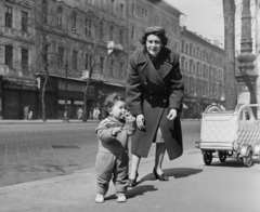 Magyarország, Budapest VIII., József körút a Blaha Lujza tér irányába nézve, balra a 19. számú ház., 1958, Bauer Sándor, babakocsi, nő, gyerek, Budapest, Fortepan #110009