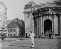 Magyarország, Budapest V., Március 15. tér a Galamb utca - Piarista (Pesti Barnabás) utca sarok felé nézve. Jobbra Erzsébet királyné emlékművének csarnoka, a királyné szobra helyén Stróbl Alajos alkotása a Halászlány-kút látható., 1958, Bauer Sándor, emlékmű, manöken, Budapest, Stróbl Alajos-terv, szőkehajú, Fortepan #110021