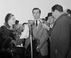 Magyarország, Ferihegyi (ma Liszt Ferenc) repülőtér, Budapest XVIII., Simone Signoret színművésznő és férje Yves Montand sanzonénekes és filmszínész interjút ad Róbert Lászlónak., 1957, Bauer Sándor, híres ember, mikrofon, színész, interjú, riporter, Budapest, énekes, mikrofonállvány, Fortepan #110108