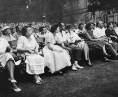 Magyarország, Budapest V., Károlyi kert, koncert., 1958, Bauer Sándor, közönség, Budapest, szabadtéri színpad, Fortepan #110142