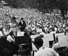 Magyarország, Budapest V., Károlyi kert, koncert, a karmester Roberto Benzi., 1958, Bauer Sándor, híres ember, zenekar, közönség, hegedű, koncert, kottatartó, karmester, Budapest, szabadtéri színpad, fagott, Fortepan #110147