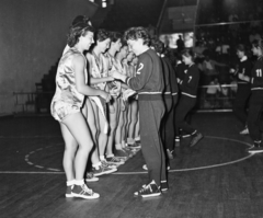 Magyarország, Budapest XIV., Istvánmezei út 3-5. Nemzeti Sportcsarnok (később Gerevich Aladár Nemzeti Sportcsarnok)., 1957, Bauer Sándor, sport, zászló, tornacipő, sport mez, sportcsarnok, Budapest, sportdressz, Fortepan #110182