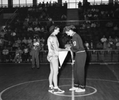 Magyarország, Budapest XIV., Istvánmezei út 3-5. Nemzeti Sportcsarnok (később Gerevich Aladár Nemzeti Sportcsarnok)., 1957, Bauer Sándor, sport, tornacipő, sportbemutató, sport mez, sportcsarnok, Budapest, sportdressz, Fortepan #110183