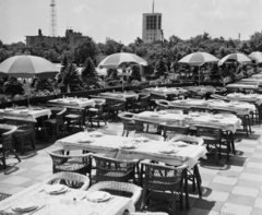 Magyarország, Széchenyihegy, Budapest XII., Rege utca, Vörös Csillag (egykor Golf, később Panoráma) szálloda, terasz., 1959, Bauer Sándor, vendéglátás, terasz, tévétorony, Budapest, Fortepan #110191