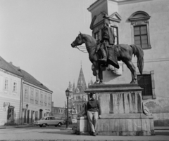 Magyarország, budai Vár, Budapest I., Úri utca - Szentháromság utca sarok, Hadik András lovasszobra (ifj. Vastagh György, 1937.)., 1966, Bauer Sándor, lovas szobor, Budapest, DKW Junior, Fortepan #110202