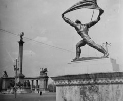 Magyarország, Budapest XIV., Hősök tere, a felvétel a Műcsarnok előtt készült, balra a Millenniumi emlékmű. Kiss István Tanácsköztársasági emlékmű tanulmánya., 1959, Bauer Sándor, emlékmű, Tanácsköztársaság, Budapest, Kis István-szobor, Fortepan #110277