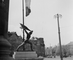 Magyarország, Budapest XIV., Hősök tere, a felvétel a Műcsarnok előtt készült, jobbra az Andrássy út (Népköztársaság útja). Kiss István Tanácsköztársasági emlékmű tanulmánya., 1959, Bauer Sándor, szobor, emlékmű, Tanácsköztársaság, Budapest, Kis István-szobor, Fortepan #110278