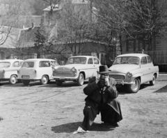 Magyarország,Dunakanyar, Visegrád, parkoló a hajóállomás mellett, háttérben jobbra a Vár szálló sarka látszik., 1965, Bauer Sándor, Trabant-márka, Skoda-márka, Moszkvics-márka, fotózás, Skoda Octavia, Moszkvics 407, rendszám, Trabant 600, Fortepan #110321