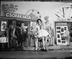 Magyarország, Budapest VI., Nagymező utca 17., a Budapest Táncpalota (Moulin Rouge) Csodák háza című műsora., 1959, Bauer Sándor, színpad, Budapest, Vogel Eric-díszletterv, Fortepan #110334