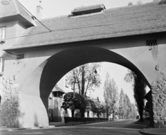 Magyarország, Budapest XIX., Wekerletelep, Kós Károly (Petőfi) tér, Kós-kapu a Hungária út felé nézve., 1964, Bauer Sándor, kapu, kapualj, Budapest, Kós Károly-terv, Fortepan #110366