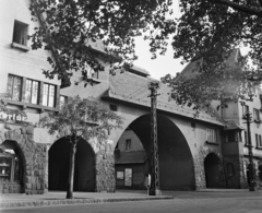 Magyarország, Budapest XIX., Wekerletelep, Kós Károly (Petőfi) tér, a Hungária út felé vezető Kós-kapu., 1964, Bauer Sándor, kapu, kapualj, Budapest, Kós Károly-terv, Fortepan #110367