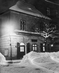 Magyarország, budai Vár, Budapest I., a Fehér Galamb vendéglő a Szentháromság utca - Úri utca sarkán., 1942, Mészöly Leonóra, tél, hó, éjszaka, Budapest, Fortepan #11040