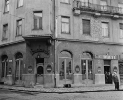 Magyarország, Budapest I., Széna tér 7., Ostrom utca - Vérmező út sarok. Budavár eszpresszó és büfé., 1960, Bauer Sándor, kockakő, neon felirat, Budapest, Fortepan #110405