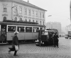 Magyarország, Budapest II., Széna tér a Retek utca és a Lövőház utca torkolata felé nézve., 1960, Bauer Sándor, baleset, teherautó, villamos, kockakő, rendszám, neon lámpa, Budapest, FVV-szervezet, BVVV F-típus, viszonylatszám, Fortepan #110406