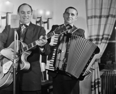 Hungary, Budapest I., Szarvas tér, a felvétel a Szarvas-házban lévő Aranyszarvas vendéglőben készült., 1962, Bauer Sándor, musician, accordion, guitar, Aida-brand, Budapest, restaurant, Fortepan #110411