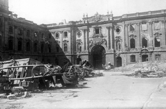 Magyarország, budai Vár, Budapest I., Királyi Palota (később Budavári Palota) nagy udvara, Oroszlános kapu., 1945, Mészöly Leonóra, háborús kár, járműroncs, Budapest, Fortepan #11042