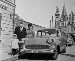 Magyarország, budai Vár, Budapest I., Szentháromság utca a Szentháromság tér felé nézve, Opel Olympia caravan személygépkocsi., 1963, Bauer Sándor, család, Opel-márka, csoportkép, utcakép, rendszám, Opel Rekord P1, Budapest, Fortepan #110432