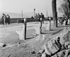 Magyarország, budai Vár, Budapest I., Tóth Árpád sétány., 1963, Bauer Sándor, járókelő, utcakép, rom, pad, körző, Budapest, Fortepan #110433