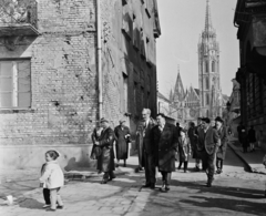 Magyarország, budai Vár, Budapest I., Szentháromság utca a Tóth Árpád sétánytól a Mátyás-templom felé nézve., 1963, Bauer Sándor, utcakép, Budapest, templomtorony, várnegyed, Fortepan #110437