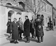 Magyarország, budai Vár, Budapest I., Szentháromság utca a Szentháromság tér felé nézve, balra a háttérben a romos Fehér Galamb ház, mellette a Ruszwurm-ház., 1963, Bauer Sándor, motorkerékpár, utcakép, cukrászda, épületkár, cégér, Budapest, várnegyed, Fortepan #110438