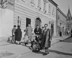 Magyarország, budai Vár, Budapest I., Szentháromság utca a Szentháromság tér felé nézve, háttérben a Ruszwurm-ház, balra a romos Fehér Galamb ház., 1963, Bauer Sándor, motorkerékpár, utcakép, cukrászda, cégér, Budapest, várnegyed, Fortepan #110439