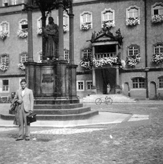 Németország, Lutherstadt Wittenberg, Marktplatz, Luther Márton emlékmű, háttérben a Városháza., 1938, Mészöly Leonóra, Luther-ábrázolás, Fortepan #11046