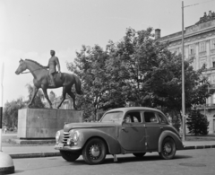 Hungary, Budapest V., Dunakorzó - Wekerle Sándor (Szende Pál) utca sarok, Pátzay Pál alkotása, Sportlovas (1954)., 1962, Bauer Sándor, Czechoslovak brand, Skoda-brand, horse sculpture, Budapest, Fortepan #110491