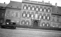 Magyarország, budai Vár, Budapest I., Dísz tér 12., Edelsheim-Gyulai palota., 1936, Mészöly Leonóra, sofőr, újság, kerítés, palota, automobil, Budapest, Fortepan #11058