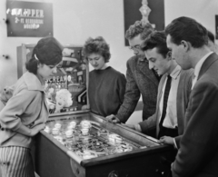 Hungary, Budapest VIII., József körút 37-39., Játékpresszó., 1962, Bauer Sándor, Budapest, pinball, slot machine, Fortepan #110586