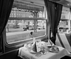 Hungary, Budapest VIII., Keleti pályaudvar, érkezési oldal, Utasellátó étkezőkocsi., 1975, Bauer Sándor, dining car, Budapest, Fortepan #110597