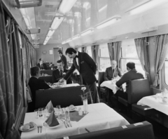 Hungary, Budapest VIII., Keleti pályaudvar, érkezési oldal, Utasellátó étkezőkocsi., 1975, Bauer Sándor, dining car, Budapest, Fortepan #110598