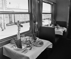 Hungary, Budapest VIII., Keleti pályaudvar, érkezési oldal, Utasellátó étkezőkocsi., 1975, Bauer Sándor, dining car, Budapest, Fortepan #110599