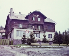 Magyarország, Szentendre, Lajosforrás turistaközpont, Ságvári Endre turistaház., 1970, Bauer Sándor, színes, pad, turistaház, Szentendre típusú pad, Fortepan #110625