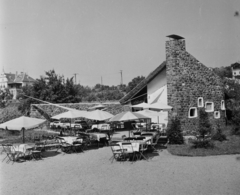 Hungary,Lake Balaton, Badacsonytomaj, Poharazó (Callmeyer Ferenc, 1959.) az állomás mögötti park mellett, a Hableány vendéglővel szemben., 1962, Bauer Sándor, Fortepan #110642