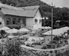 Hungary,Lake Balaton, Badacsonytomaj, Kisfaludy-ház., 1962, Bauer Sándor, sunshades, terrace, Fortepan #110645