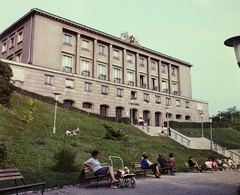 Magyarország, Budapest II., Mechwart liget, Kerületi Tanács épülete (később Polgármesteri hivatal)., 1969, Bauer Sándor, színes, babakocsi, lámpaoszlop, pad, Budapest, Szentendre típusú pad, Fortepan #110723