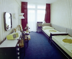 Magyarország, Pécs, a Hotel Pannónia egyik szobája., 1976, Bauer Sándor, színes, szálloda, televízió, ágynemű, Videoton Mini-Vidi, Fortepan #110798