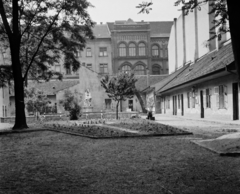 Magyarország, Budapest IX., a Ráday utca 1-3. udvara. Szemben, a háborúban megsérült, Kálvin téri Danubius-kút Száva nőalakja. Háttérben a Török Pál utca házsora., 1964, Bauer Sándor, Budapest, Fortepan #110803