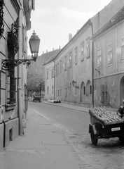 Magyarország, budai Vár, Budapest I., Táncsics Mihály utca, a háttérben a Hess András tér., 1968, Mészöly Leonóra, utcakép, oldalkocsis motorkerékpár, kompresszor, szódás, gázlámpa, szódásüveg, Budapest, Fortepan #11081