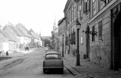 Hungary, Budapest I., Fortuna utca a Bécsi kapu térről nézve., 1968, Mészöly Leonóra, Gerrman brand, Trabant-brand, street view, compressor, gas lamp, Budapest, Fortepan #11082