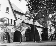 Magyarország, Budapest XIX., Wekerletelep, Kós Károly (Petőfi) tér, a Hungária út felé vezető Kós-kapu., 1964, Bauer Sándor, kapu, kapualj, Budapest, Kós Károly-terv, Fortepan #110838