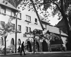 Magyarország, Budapest XIX., Wekerletelep, Kós Károly (Petőfi) tér, a Hungária út felé vezető Kós-kapu., 1964, Bauer Sándor, kapu, kapualj, Budapest, Kós Károly-terv, Fortepan #110840