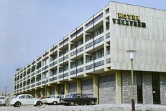 Magyarország, Veszprém, Budapest út, Hotel Veszprém., 1967, Bauer Sándor, színes, szálloda, Volkswagen-márka, Fiat 2300, rendszám, Fiat 850, Volkswagen Bogár, neon felirat, Trabant 601 Universal, Steyr-Fiat-márka, mercedes w120, Fortepan #110921