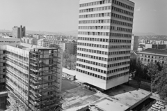 Magyarország, Budapest XIII., Váci út 23-27., a Fővárosi Vízművek székháza a Dózsa György út felől a Volga szállóból nézve., 1980, Bauer Sándor, Budapest, Fortepan #110977