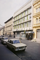 Magyarország, Szeged, Kölcsey utca, Royal szálló., 1971, Bauer Sándor, színes, szálloda, Polski Fiat-márka, automobil, Trabant 601, rendszám, Moszkvics 408, neon lámpa, Polski Fiat 125p, neon felirat, Fortepan #110989