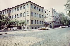 Hungary, Budapest VIII., Elnök utca 1., Május 1 Ruhagyár, balra a Szenes Iván (Rezső) tér., 1972, Bauer Sándor, colorful, Audi-brand, cobblestones, M21 Wolga, number plate, Velorex-brand, neon lights, neon sign, Budapest, Fortepan #111057