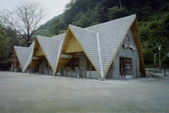 Magyarország, Lillafüred, Miskolc, falatozó az Egri országút mellett, a Lillafüredi Állami Erdei Vasút lillafüredi állomása közelében., 1974, Bauer Sándor, színes, neon felirat, büfé, Fortepan #111129